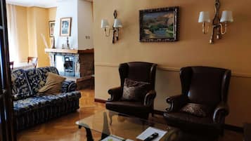 Een televisie, een dvd-speler en een tafeltennistafel