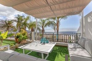 Terrace/patio - Valencia Vacation Home with Sea Views, Private Pool & Wi-Fi (Santa Cruz de Tenerife)