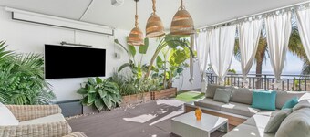 Vacanze 'Valencia' con vista mare, piscina privata e Wi-Fi