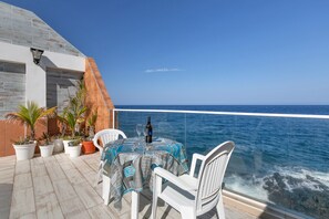 Outdoor dining - Vacation Home 'Seaside House with Heated Pool' with Sea View, Wi-Fi and Air Conditioning (Punta Prieta)