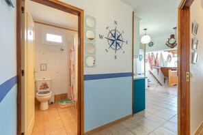 Shower, hair dryer, towels - Vacation Home 'Seaside House with Heated Pool' with Sea View, Wi-Fi and Air Conditioning (Punta Prieta)
