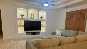 Smart TV, fireplace, computer monitors, printers - Pebble Creek  2-bedroom plus office/bedroom. Fenced backyard. (Goodyear)