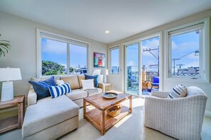 Smart TV, books - Beach Townhome with Ocean Views, Sleeps 6, Garage Parking Space (Manhattan Beach)