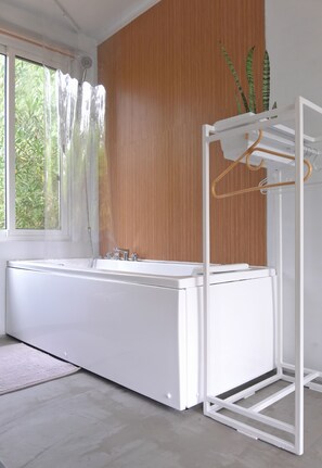 Baignoire à remous, serviettes fournies, papier de toilette