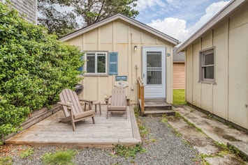 Front Deck with lounge seating and Grill