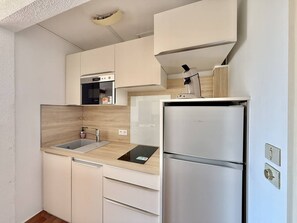 Fridge, cookware/dishes/utensils