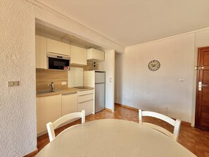 Fridge, cookware/dishes/utensils