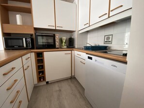 Kylskåp, mikrovågsugn, ugn och grytor/köksredskap