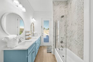 Douche, séchoir à cheveux, serviettes fournies