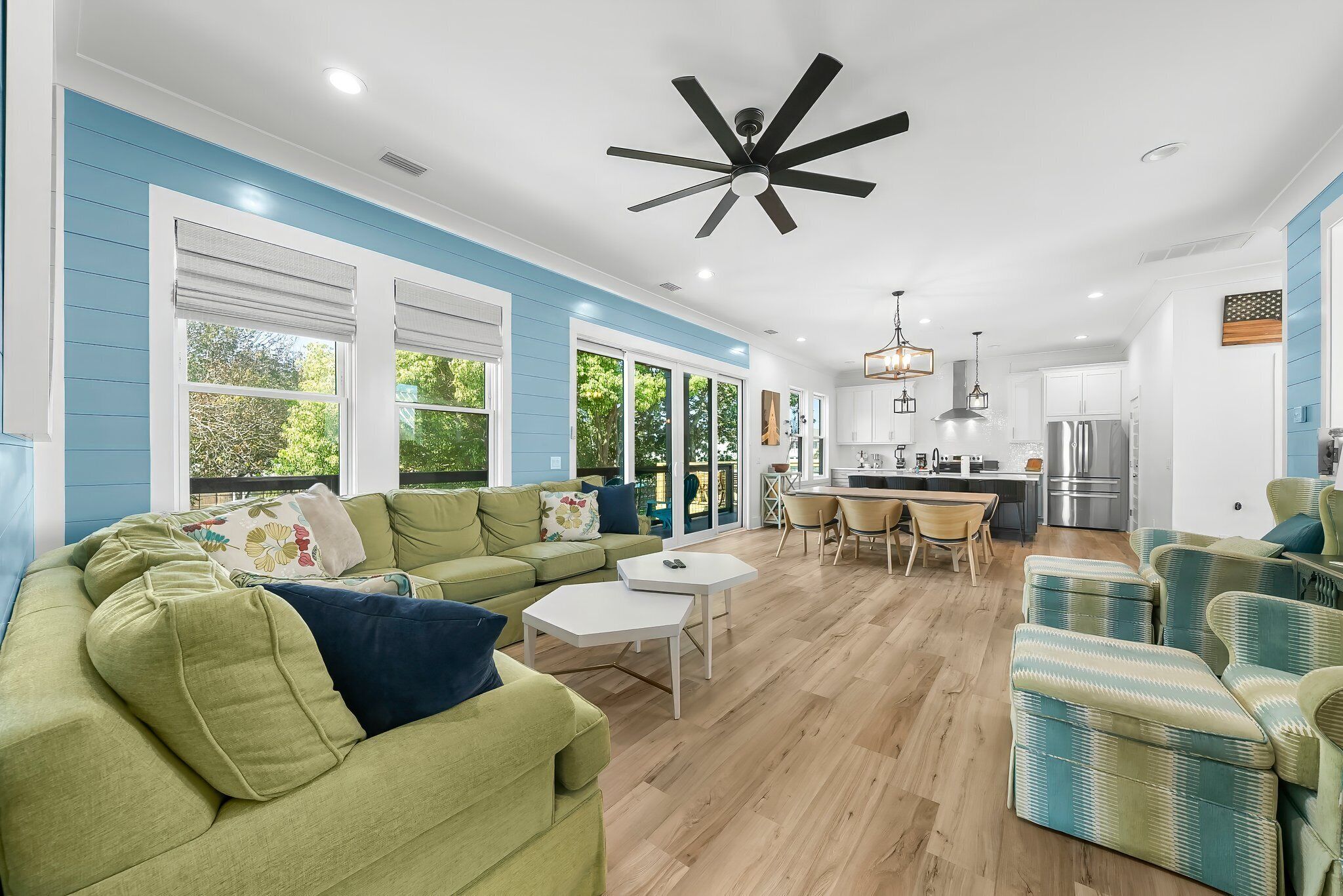 スマートテレビ、卓球台、書庫