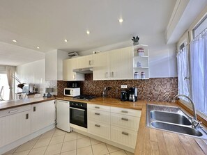 Réfrigérateur, micro-ondes, four