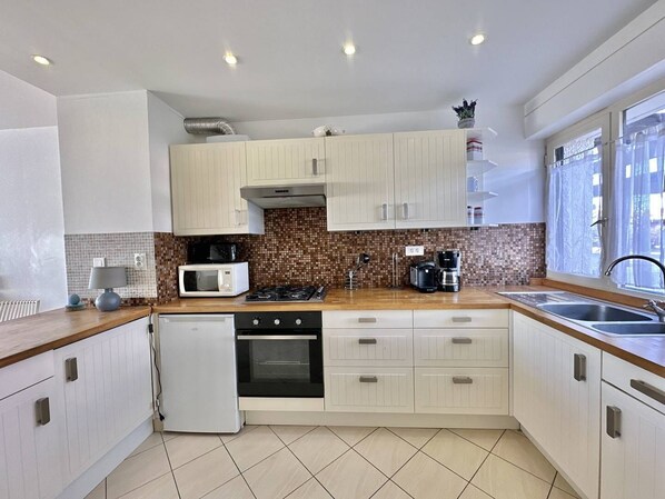 Fridge, microwave, oven, cookware/dishes/utensils
