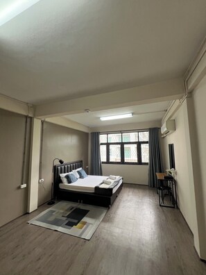 Quarto casal conforto | Cortinas blackout, Wi-Fi de cortesia, roupa de cama