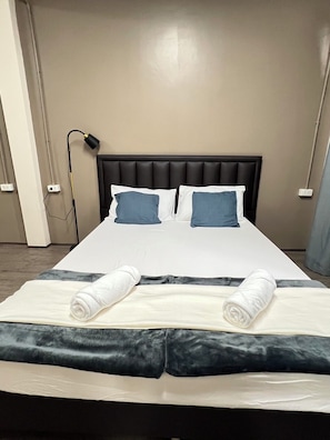 Blackout drapes, free WiFi, bed sheets