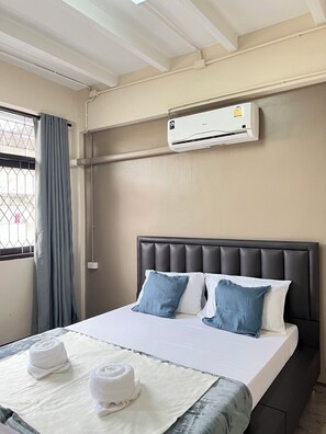 Habitación doble Confort, vista a la ciudad | Cortinas blackout, wifi gratis y ropa de cama