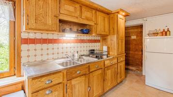 Een microgolfoven, een oven, een vaatwasser