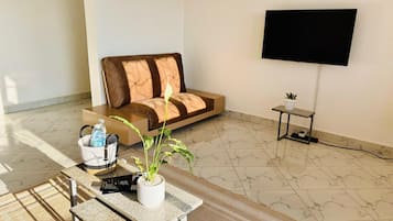 Apartment, 2 Bedrooms, Balcony, Garden View | Living area