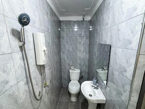 Buồng tắm vòi sen, dép đi trong nhà, khăn tắm, xà phòng 