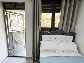 Iron/ironing board, free WiFi - Dutus ApartHotel Entebbe (Entebbe)