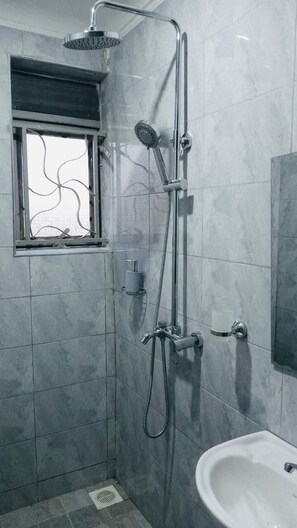 Douche, chaussons, serviettes fournies, savon