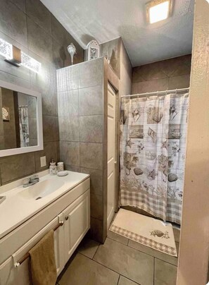 Douche, sèche-cheveux, serviettes fournies, savon