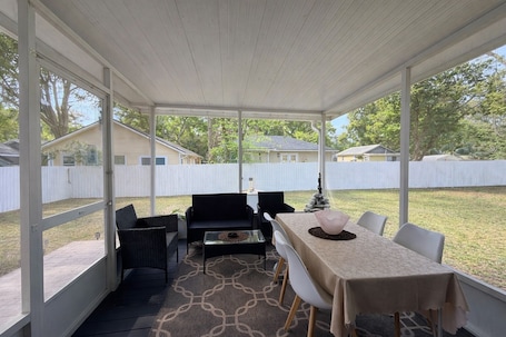 Outdoor dining. Cozy House close To Downtown