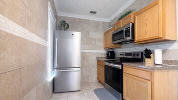 Kühlschrank, Mikrowelle, Ofen, Geschirrspüler