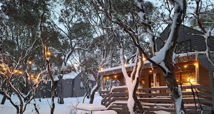 Cuff'n'Collar Stable Chalet