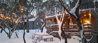 Cuff'n'Collar Stable Chalet