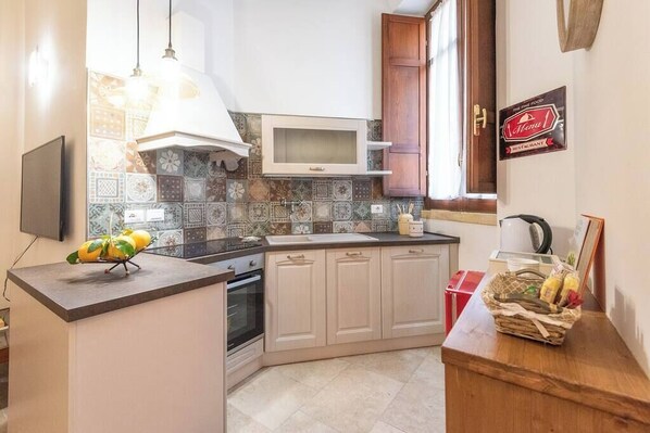 Cookware/dishes/utensils