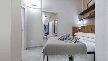 Ein modernes Schlafzimmer mit einem Bett, Nachttischen und einem Spiegel.