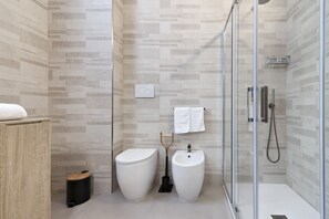 Shower, free toiletries, hair dryer, bidet - Rudiae Red Apartment - Lecce Selection (Lecce)