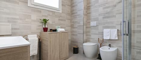 Dusche, kostenlose Toilettenartikel, Haartrockner, Bidet