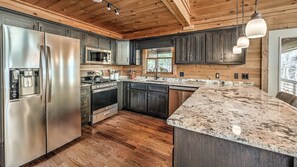 Fridge, microwave, oven, stovetop - Sunrise Peak - Mountain View | Pet Friendly | Hot Tub (Blue Ridge)