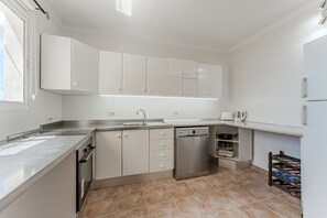 Fridge, oven, dishwasher, coffee/tea maker