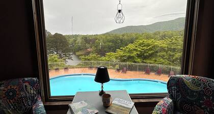 Cozy cabin and fall leaves! Swim, Horses, hiking, lake and 3 mi from Helen!