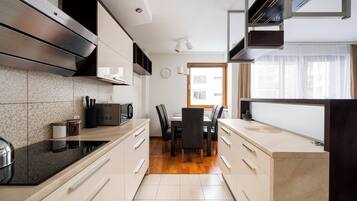 Coffee/tea maker, fridge, oven, stovetop