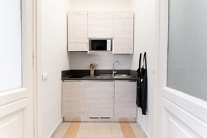 Kühlschrank, Mikrowelle, Herdplatte, Geschirrspüler