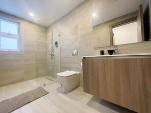 Serviettes fournies, savon, papier toilette