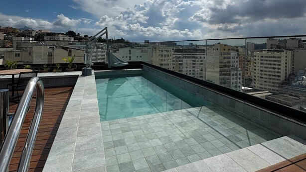 A rooftop pool with a view of a cityscape. - Studio with pool in downtown RJ (Santa Teresa Rio de Janeiro)