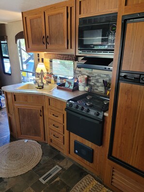 Køleskab, mikrobølgeovn, kogeplade, kaffe-/temaskine