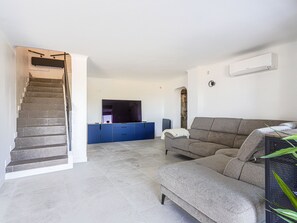 TV - Villa la Bergerie by Interhome (Nice)