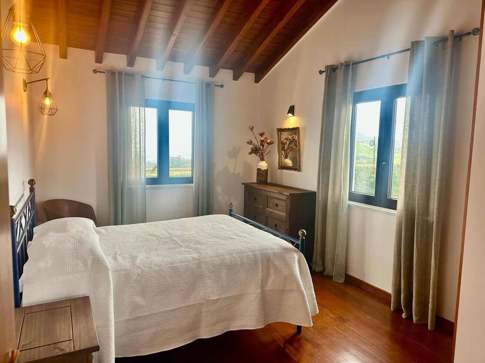 3 Schlafzimmer, Schreibtisch, Bügeleisen/Bügelbrett, Reisekinderbett