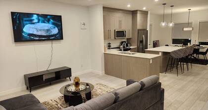 4 Bedrooms Home near Lake