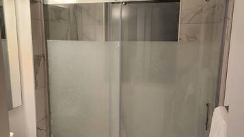 تجهيزات دش، مناشف، ورق حمّام