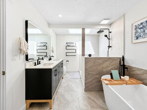 Een haardroger, een bidet, handdoeken, zeep
