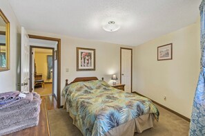 3 bedrooms, bed sheets - Lakeview Cabin #4 at Carters Lake Marina, includes boat slip at marina (Ellijay)