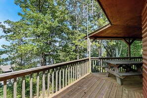 Outdoor dining - Lakeview Cabin #4 at Carters Lake Marina, includes boat slip at marina (Ellijay)
