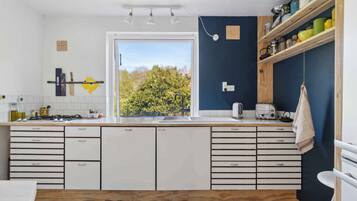 Jääkaappi, uuni, liesi, astianpesukone