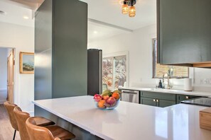 Mikrobølgeovn, ovn, kokeplater og brødrister